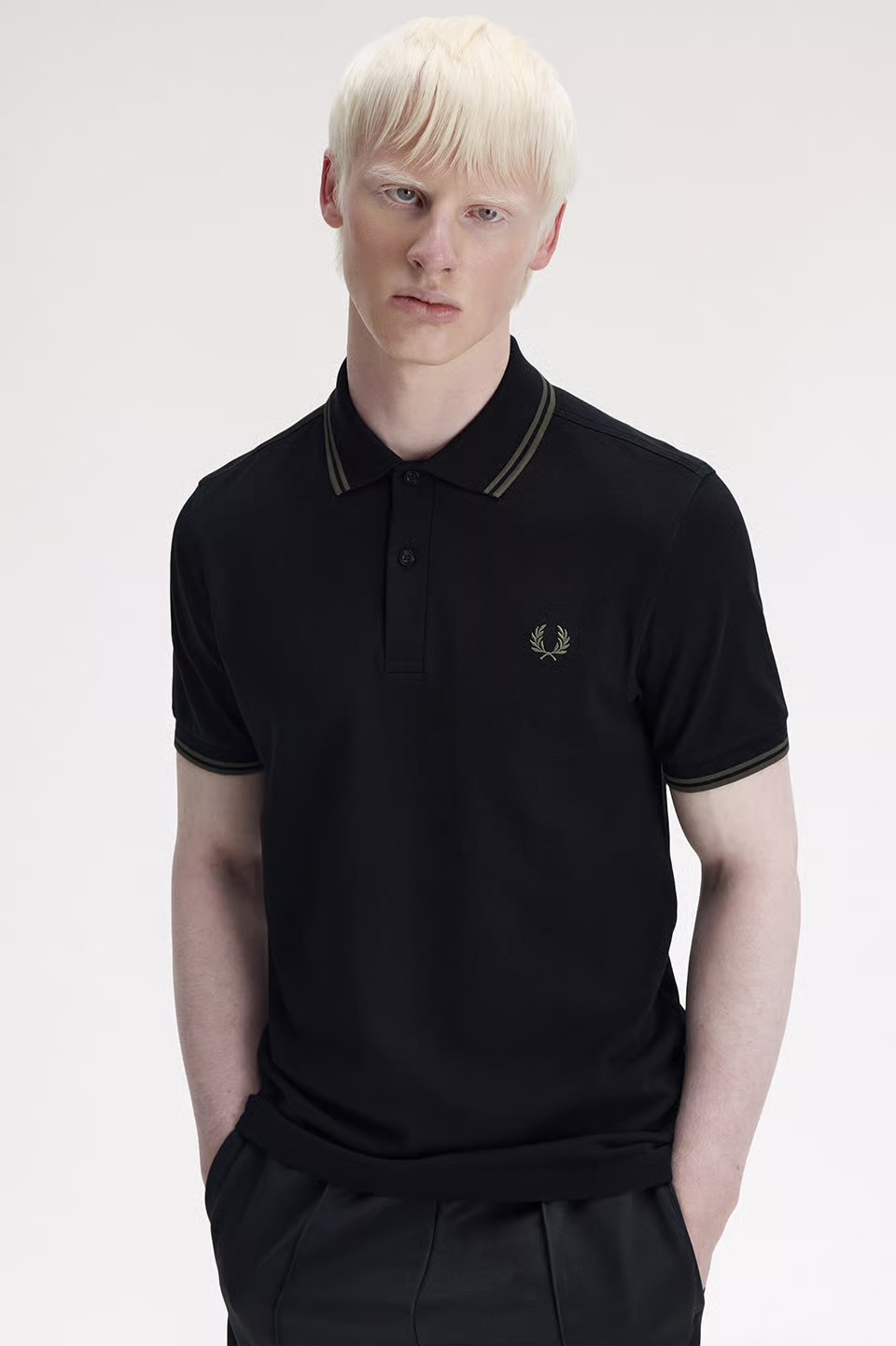 MENS/UNISEX　The Fred Perry Shirt - M3600 　T44：BLACK / FIELD GREEN