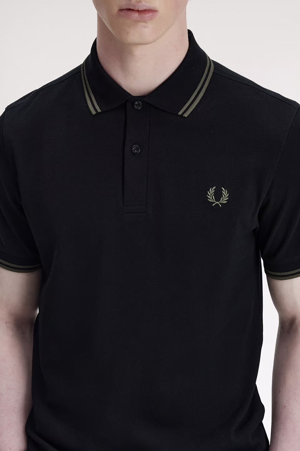 MENS/UNISEX　The Fred Perry Shirt - M3600 　T44：BLACK / FIELD GREEN
