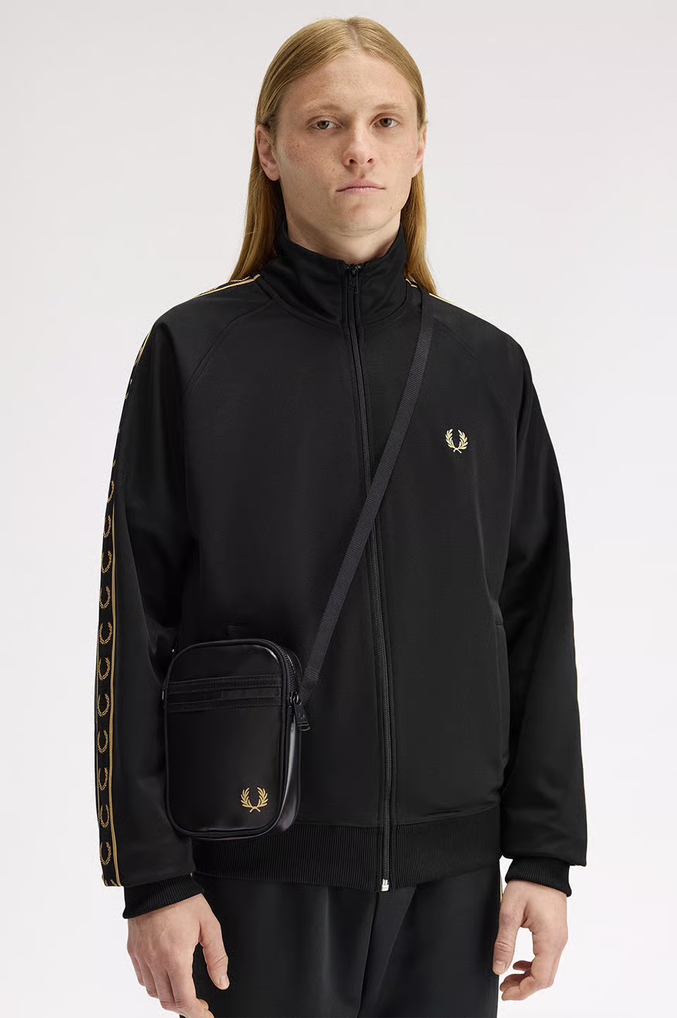 Fred Perry　Tonal Classic Small Side Bag L2166　774：BLACK / GOLD