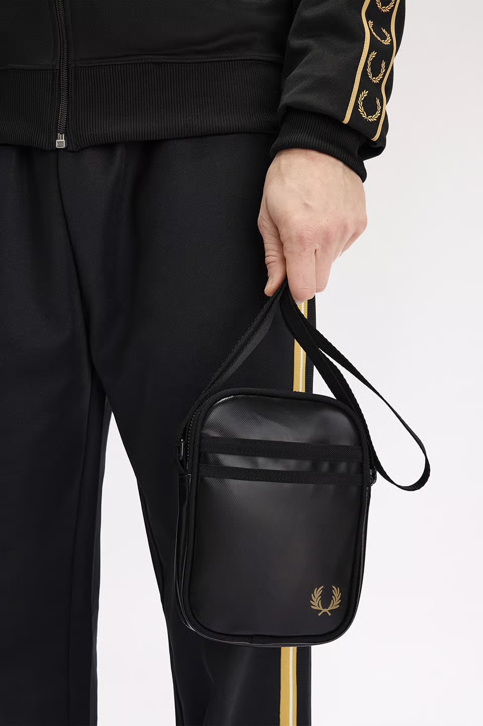 Fred Perry　Tonal Classic Small Side Bag L2166　774：BLACK / GOLD