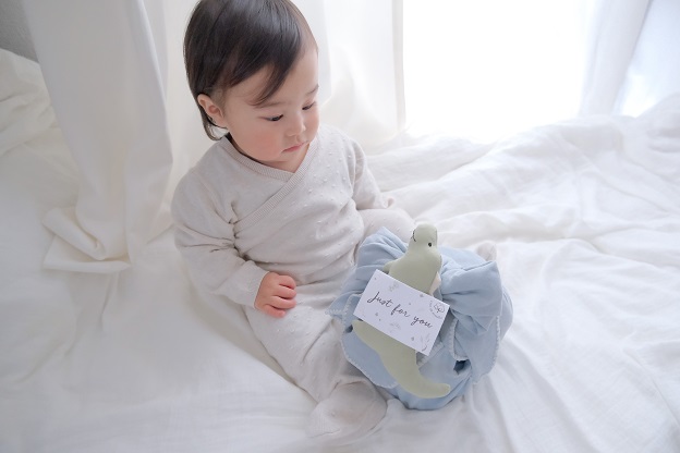 おくるみとラトルのベビーケーキ