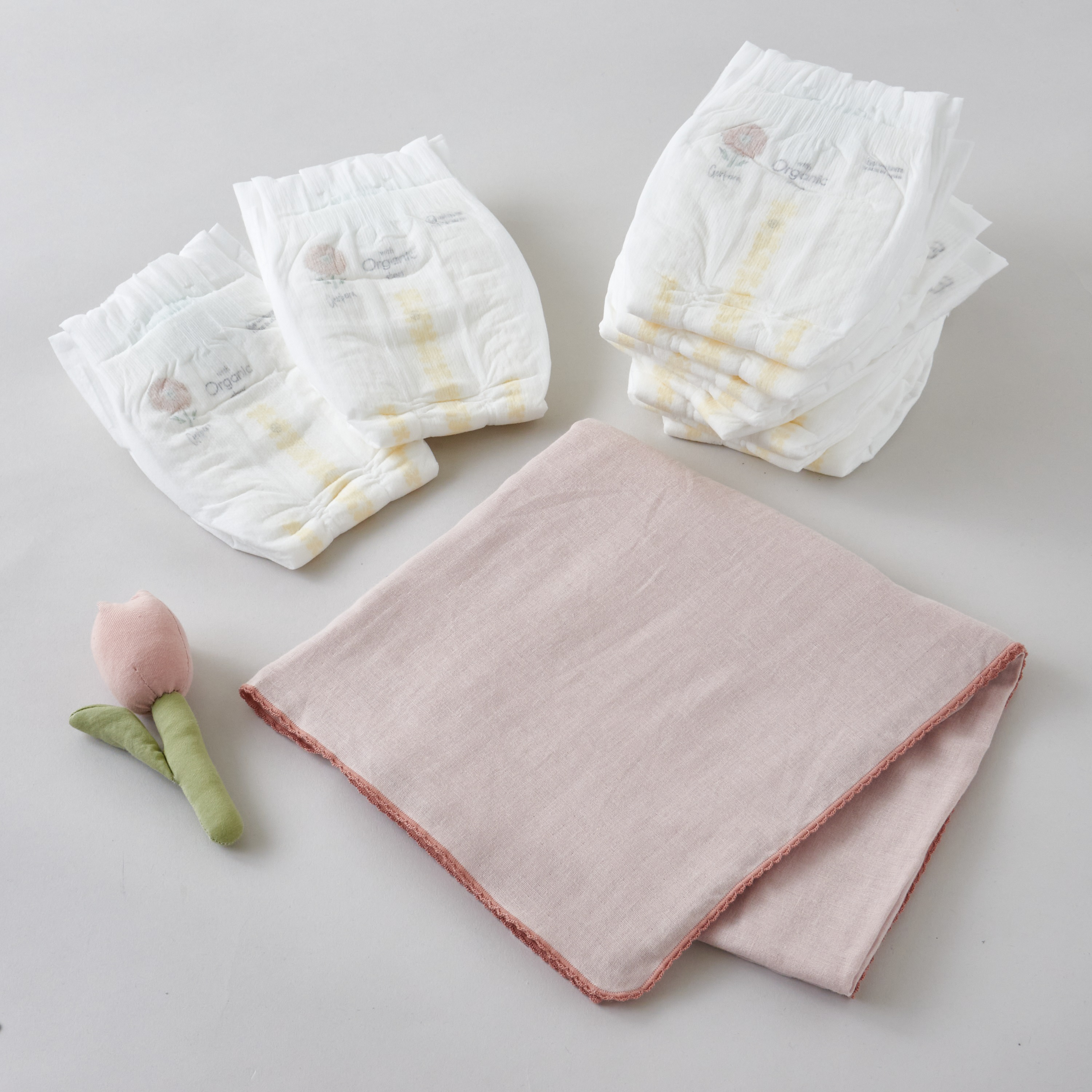 おくるみとラトルのベビーケーキ